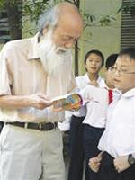 GS Văn Như Cương và học sinh trường THPT Lương Thế Vinh Hà Nội. GS Văn Như Cương và học sinh trường THPT Lương Thế Vinh Hà Nội.