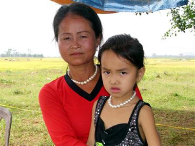 Chị Bé và con gái nuôi Dương Thị Kiều Oanh