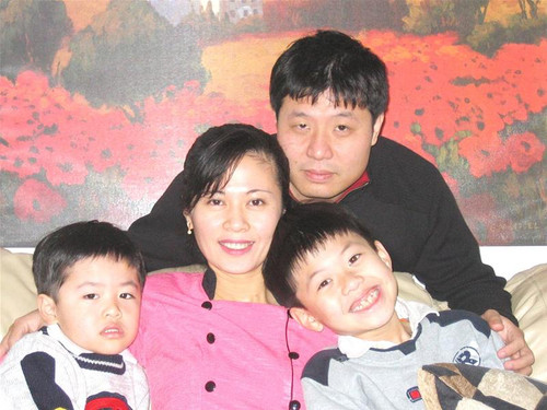 Vũ Hà Văn cùng vợ và hai cậu con trai Vũ Hà Văn cùng vợ và hai cậu con trai