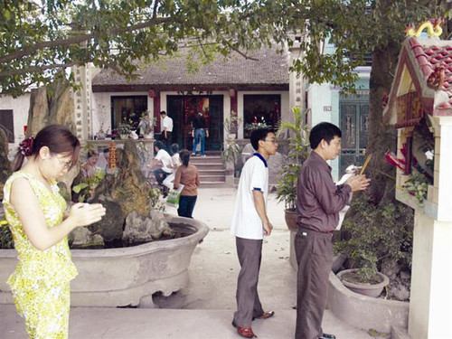 Đền Quán Đôi gần đoạn sông Tô Lịch, nơi xảy ra những sự việc được coi là “Thánh vật”- Ảnh: Hồng Vĩnh Đền Quán Đôi gần đoạn sông Tô Lịch, nơi xảy ra những sự việc được coi là “Thánh vật”- Ảnh: Hồng Vĩnh