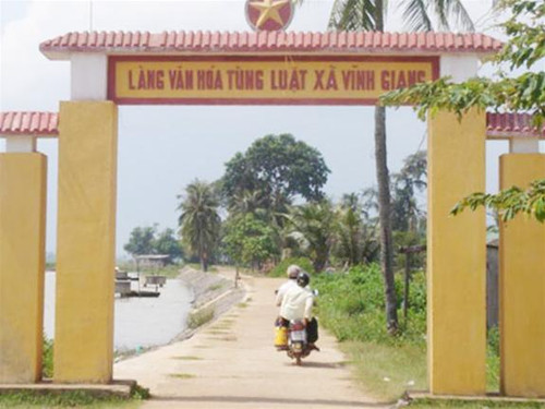 Đường vào làng Tùng Luật Đường vào làng Tùng Luật