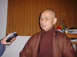 Thiền sư Thích Nhất Hạnh đang trả lời phỏng vấn