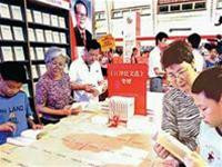 Người dân Trung Quốc mua Tuyển tập Giang Trạch Dân - Ảnh: THX