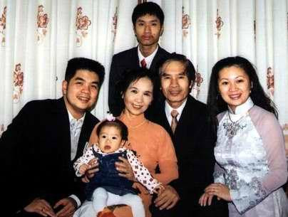 Việt Bảo ( người đứng ) cùng gia đình.