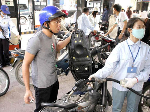 Hiện tượng gian lận trong đo lường xăng dầu đã diễn ra khá phổ biến Ảnh minh họa của Phạm Yên Hiện tượng gian lận trong đo lường xăng dầu đã diễn ra khá phổ biến Ảnh minh họa của Phạm Yên