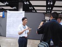 Giáo sư Nguyễn Văn Tuấn trả lời các phóng viên quốc tế. Ảnh: Ngọc Bích Giáo sư Nguyễn Văn Tuấn trả lời các phóng viên quốc tế. Ảnh: Ngọc Bích