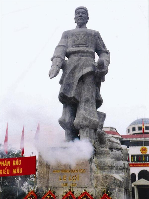 Tượng Anh hùng dân tộc Lê Lợi tại TP Thanh Hóa - Ảnh: Hà Đình Đức Tượng Anh hùng dân tộc Lê Lợi tại TP Thanh Hóa - Ảnh: Hà Đình Đức