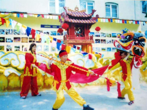 Đội múa lân của người Việt tại Ba Lan