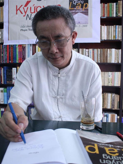 Nhà văn Nguyễn Quang Lập ký tặng sách cho độc giả - Ảnh: Nguyễn Đình Toán