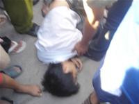 Nạn nhân bị công an đánh ngã vật xuống đường Nạn nhân bị công an đánh ngã vật xuống đường