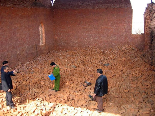 Công an kiểm tra hiện trường.