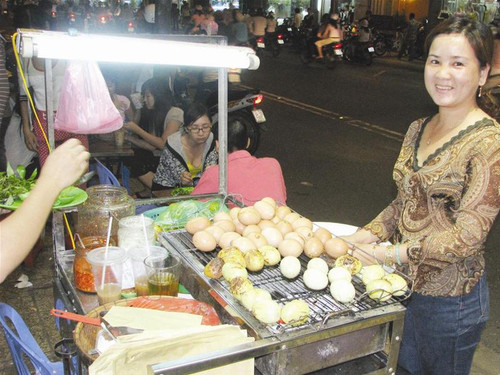 Một quán trứng nướng vỉa hè