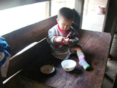 Cháu Hồ Thiện Nhân khi còn ở nhà bà ngoại (Núi Thành, Quảng Nam). Cháu Hồ Thiện Nhân khi còn ở nhà bà ngoại (Núi Thành, Quảng Nam).