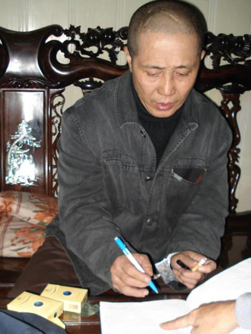 Ngọc xa lộ ký vào biên bản bắt, khám xét