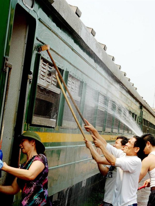 Sửa chữa các ô cửa bị ném đá - Ảnh: Tạ Tuấn