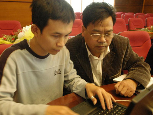 Ông Ngô Đức Hòa (bên phải)