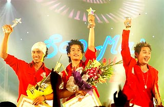 Ba chàng trai đoạt giải. Ảnh: Tùng Huy (VnExpress)