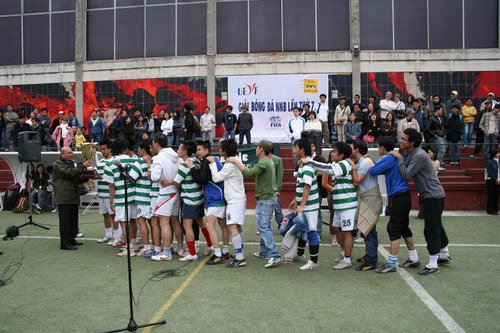 Đội tuyển B52 nhận cúp vô địch Đội tuyển B52 nhận cúp vô địch