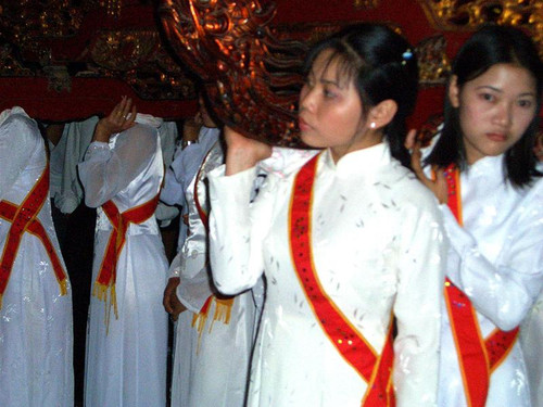 Những nữ tú trong đoàn rước kiệu, tấm khăn đỏ choàng qua người biểu thị nhà quan mới được ... è lưng rước kiệu