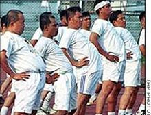 Cảnh sát Philippinnes cũng phải tập thể dục chống béo phì