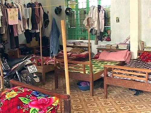 Căn phòng vốn là lớp học nay trở thành nơi ăn ở của 25 giáo viên trường THCS A Bung.