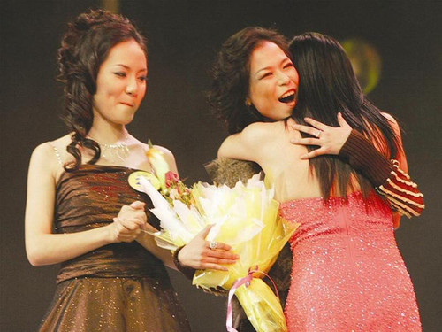 Các thí sinh nhạc nhẹ chia vui trong đêm trao giải Sao Mai 2005. Ảnh: Nguyễn Đình Toán Các thí sinh nhạc nhẹ chia vui trong đêm trao giải Sao Mai 2005. Ảnh: Nguyễn Đình Toán