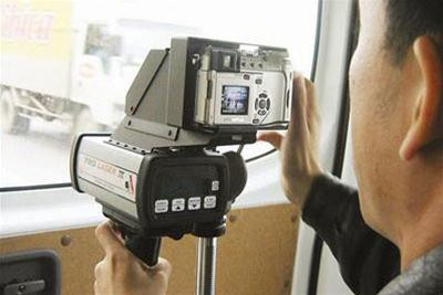 Bắn tốc độ thực sự trở thành nỗi kinh hoàng với các tài xế. Ảnh: Tiền phong Bắn tốc độ thực sự trở thành nỗi kinh hoàng với các tài xế. Ảnh: Tiền phong