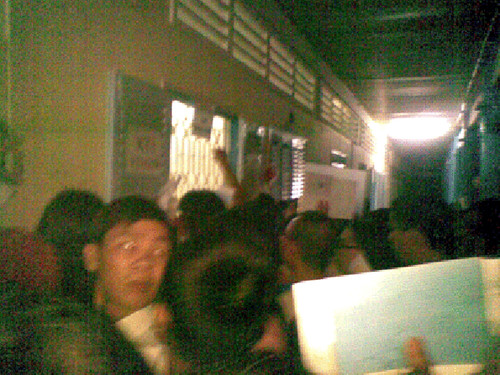 5g30, mọi người chen nhau để được vào hàng đối diện cửa sổ phát số - Ảnh: N.T (Tuổi Trẻ). 5g30, mọi người chen nhau để được vào hàng đối diện cửa sổ phát số - Ảnh: N.T (Tuổi Trẻ).