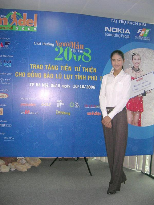 Người mẫu Ngọc Hân trong buổi trao tiền từ thiện cho tỉnh Phú Thọ ngày 10/10/2008.