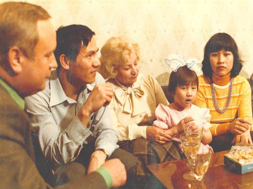 Gia đình Phạm Tuân và vợ chồng ông Gorơbatco Gia đình Phạm Tuân và vợ chồng ông Gorơbatco