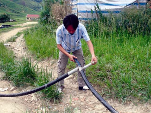 PV Tiền phong tìm hiểu thực tế công trình nước sinh hoạt xã Ngọc Linh (Đăk Glei). Ảnh: KL PV Tiền phong tìm hiểu thực tế công trình nước sinh hoạt xã Ngọc Linh (Đăk Glei). Ảnh: KL