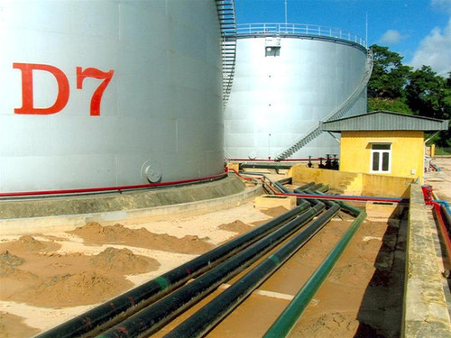 Các bồn chứa xăng dầu ngập cát do nước chảy từ trên phía đường dẫn xuống