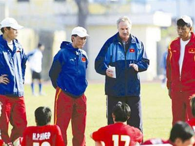 Các học trò của ông A. Riedl đang trình diễn một lối chơi thiếu thuyết phục tại SEA Games 24.