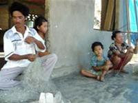 Ngư dân Nguyễn Nhất cùng vợ vá lưới chuẩn bị ra biển Ngư dân Nguyễn Nhất cùng vợ vá lưới chuẩn bị ra biển