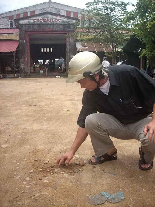 Mặt sân bê tông thiết kế kiên cố của chợ Đại Lộc trơ lại đất, đá