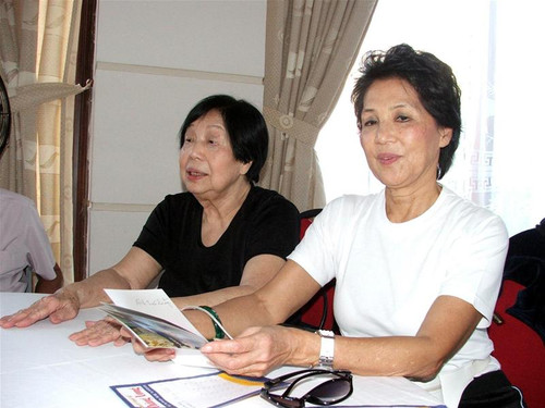 Bà Mộng Điệp (trái) và con gái Phương Thảo trong buổi gặp với phóng viên Tiền phong chiều 12/11. Ảnh: Minh Tuấn