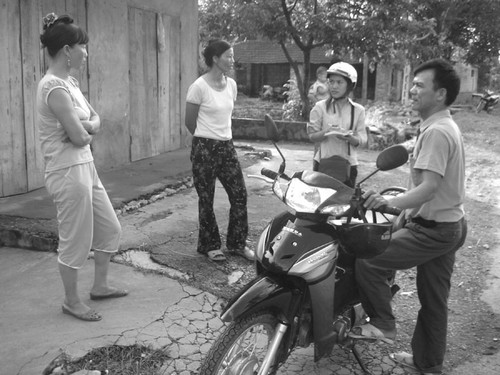 PV Tiền Phong trao đổi với người dân xã Thạch Cẩm. Ảnh: PV