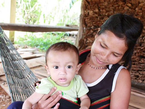 Chị Alăng Thị Ke may mắn qua được sông để mua thuốc chữa bệnh cho con - Ảnh: Nam Cường