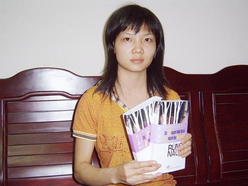 Nhân viên Cty Nhã Nam đang giới thiệu cuốn Rừng Na - Uy hợp pháp, được đặt cạnh cuốn in lậu