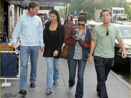 Hai chàng trai và hai lá chắn "an toàn"