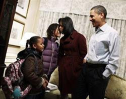 Sasha và Malia Obama tạm biệt cha mẹ trước khi đến trường ở Washington DC - Ảnh: AP