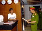 Đọc lệnh khám xét nhà bị can Ánh Đọc lệnh khám xét nhà bị can Ánh