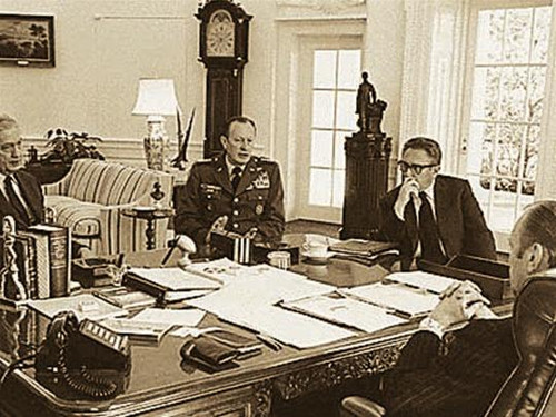 Từ trái qua phải: Đại sứ Mỹ G.Martin, tướng Wayane, Ngoại trưởng Mỹ Henry Kissinger, Tổng thống G.Ford Từ trái qua phải: Đại sứ Mỹ G.Martin, tướng Wayane, Ngoại trưởng Mỹ Henry Kissinger, Tổng thống G.Ford