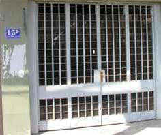 Tầng trệt "ngôi nhà ma" quá kín, nên dẫn đến thiếu dưỡng khí khi có nhiều người. Ảnh: Lao Động.