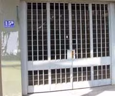 Tầng trệt "ngôi nhà ma" quá kín, nên dẫn đến thiếu dưỡng khí khi có nhiều người. Ảnh: Lao Động.