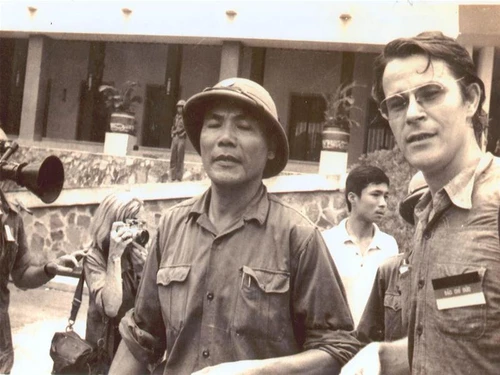 Chính ủy Bùi Tùng (trái) chụp ảnh cùng nhà báo Bô rít Glats (Tây Đức) tại Dinh Độc Lập ngày 30/4/1975