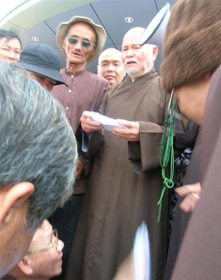 Thích Quảng Độ phát "quà" cho người khiếu kiện