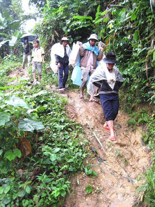 Người dân phải xẻ rừng, băng suối lội bộ hàng ngày trời để để đến trung tâm huyện nhận hàng cứu trợ