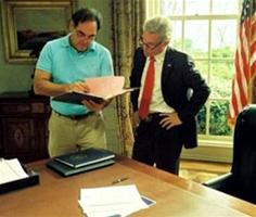 Đạo diễn Oliver Stone (trái) cùng diễn viên Josh Brolin - người thủ vai Tổng thống Bush. Đạo diễn Oliver Stone (trái) cùng diễn viên Josh Brolin - người thủ vai Tổng thống Bush.