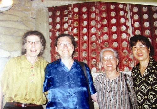 Bà Toản và nhà văn Lady Borton trở lại hầm Đờ Cát Bà Toản và nhà văn Lady Borton trở lại hầm Đờ Cát